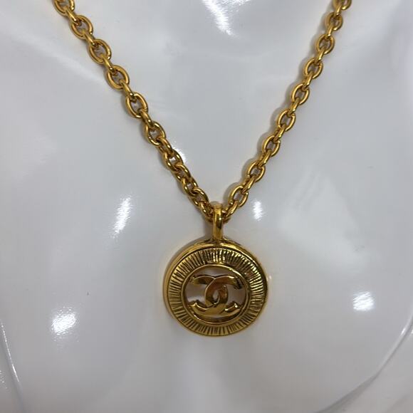 CHANEL Gold Plated Medallion CC Logos Round Charm Vintage Necklace Pendant - Picture 2 of 9